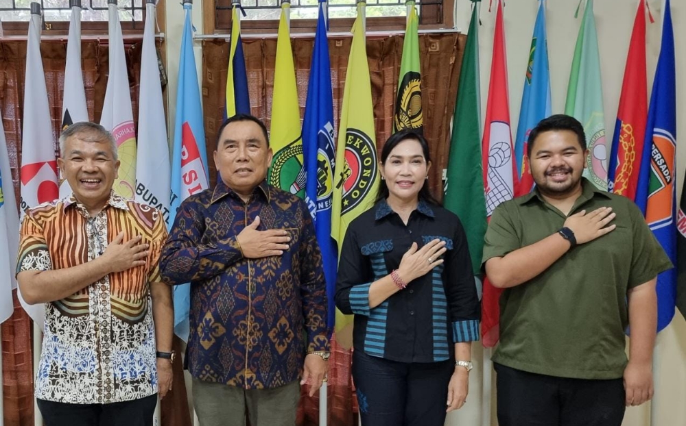 SIAP SHARING: Dari kiri, Dr Aqua Dwipayana, Bupati Jembrana I Nengah Tamba, Sandra Tamba, dan Savero Karamiveta Dwipayana di Negara. (Radar Bali Photo)