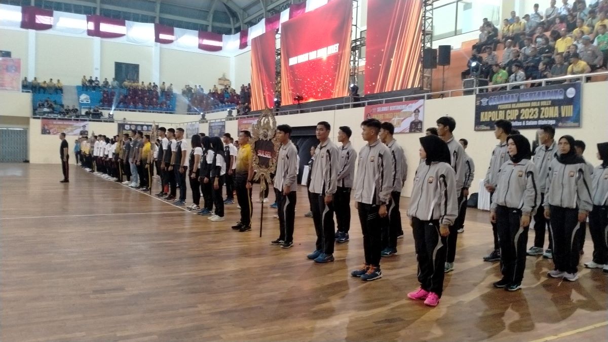 INDOOR: Sejumlah atlet bola voli yang berlaga pada kejuaraan Kapolri Cup Zona VIII di stadion Gor Debes Tabanan.