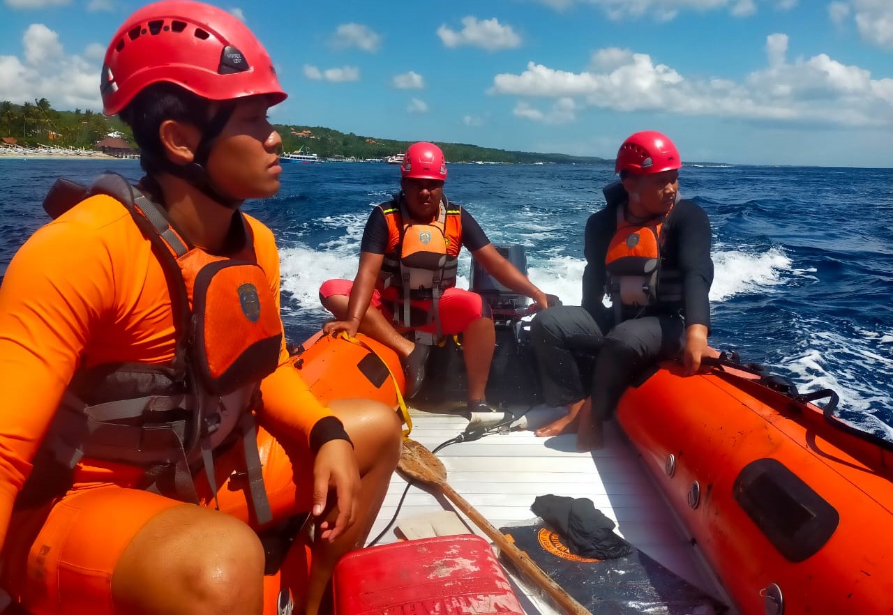 KETEMU JUKUNGNYA :Pencarian Tim Basarnas. Jukung dari nelayan yang hilang ditemukan di perairan Semaya, Nusa Penida. Korban, nelayan belum ditemukan (foto:Basarnas Bali).