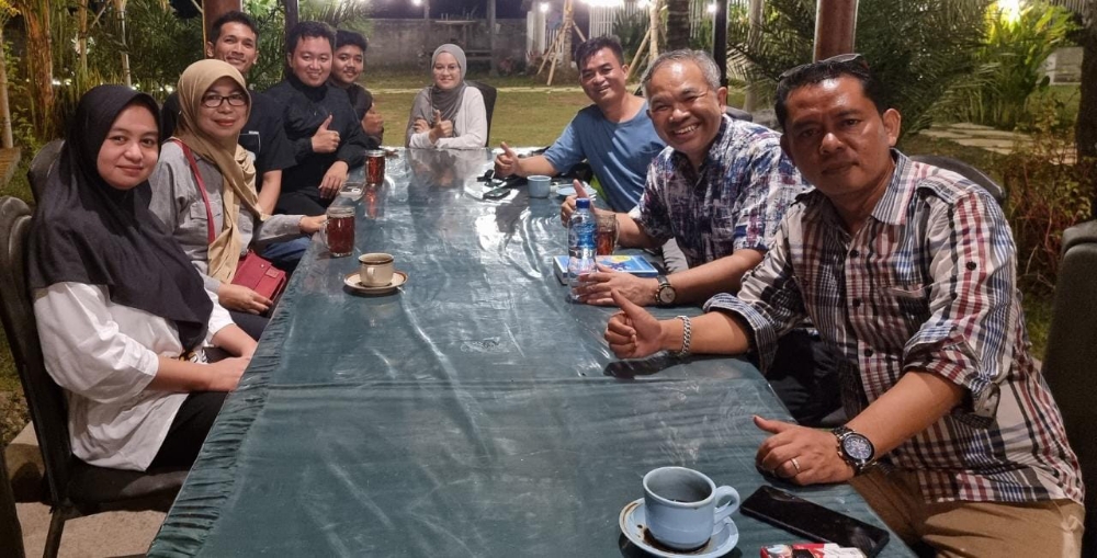 SILATURAHIM KE CIPTO BERSAUDARA: Dr Aqua Dwipayana (dua dari kanan) bersama owner Rumah Makan Bidadari 2 Negara, Hasib Sucipto (kanan), dan di RM Bidadari 2 Negara. (RADAR BALI PHOTO)