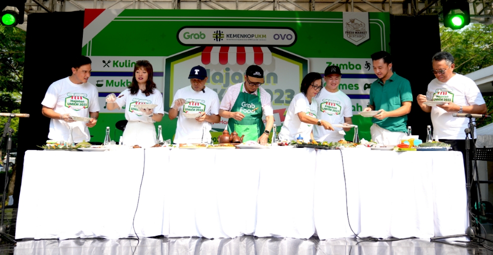 MUKBANG: Dari kiri, Hamish Daud, Bella Tanesia, Teten Masduki, Budi Karya Sumadi, Neneng Goenadi, Yulius Antoni, Ananda Omesh, dan Benyamin Davnie (6/8/2023). (Grab)