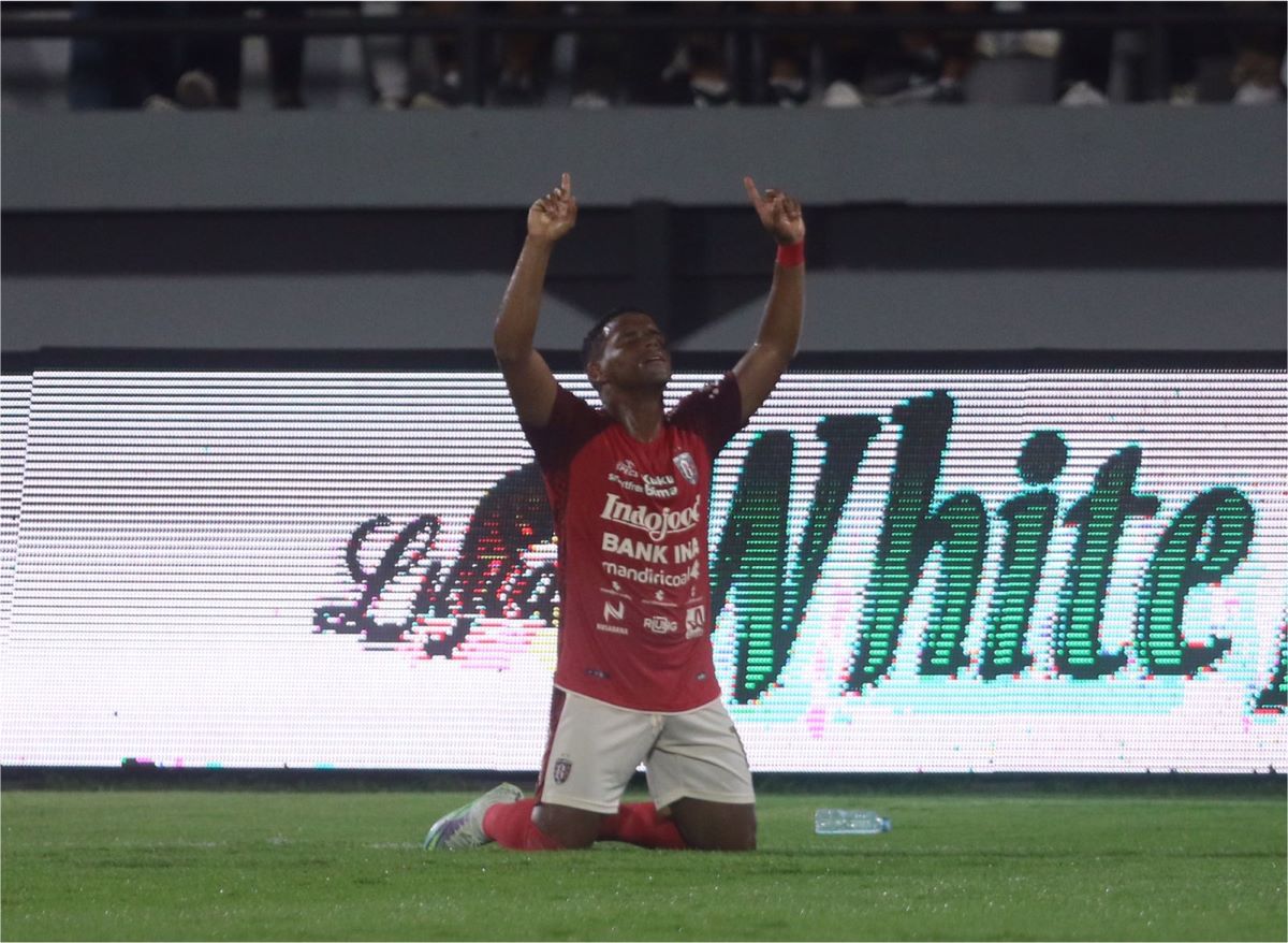SELEBRASI: Pemain gelandang Bali United Eber Bessa berselebrasi usai menjebol gawang Persik Kediri di laga kandang yang berlangsung di Stadion Dipta Gianyar (7/8/2023)