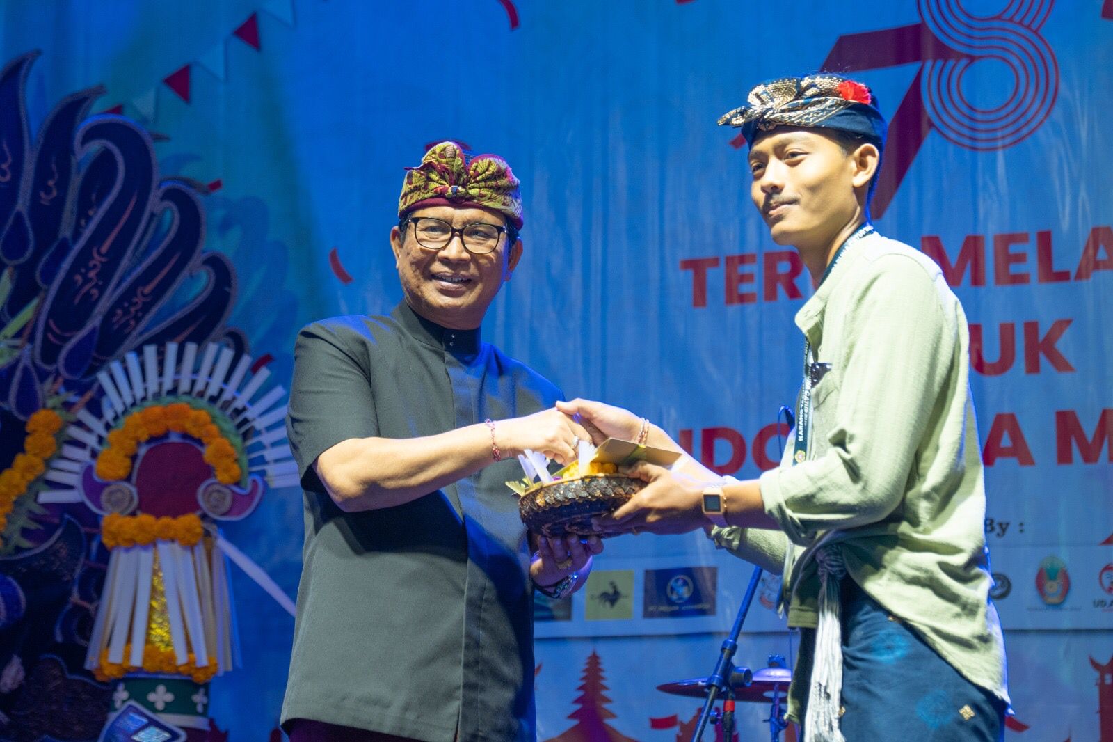 TERUS MELAJU: Sekda Badung Wayan Adi Arnawa hadiri Penutupan Malam Apresiasi HUT RI ke-78 di Wantilan Pura Dalem Desa Jagapati, Abiansemal, Minggu (6/8/2023) (HUMAS PEMKAB BADUNG FOR RADAR BALI)