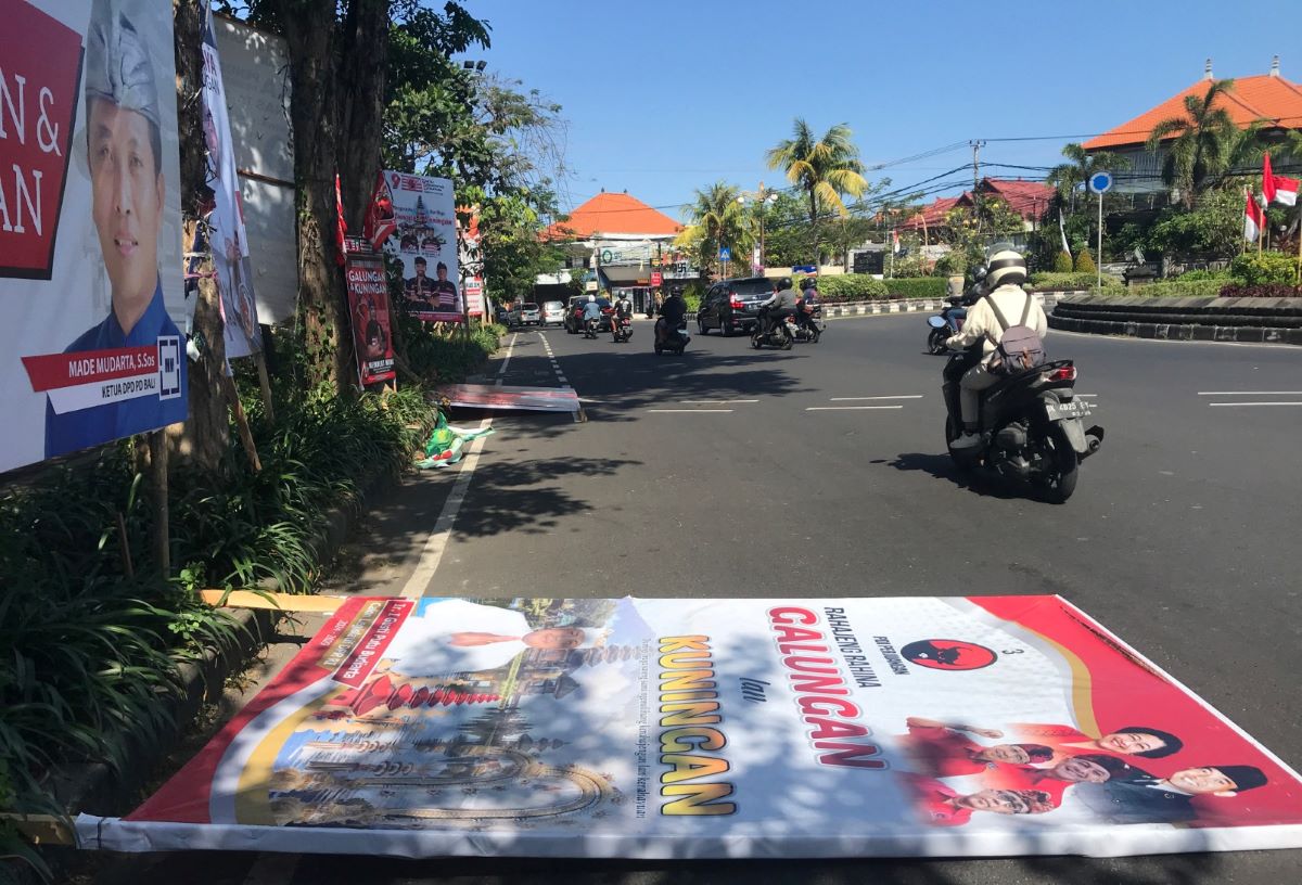 ROBOH: Sejumlah baliho di jalan Hayamwuruk kawasan bundaran Renon, Denpasar, ada yang roboh tertiup angin membahayakan bagi pengguna jalan, Minggu 6 Agustus 2023.