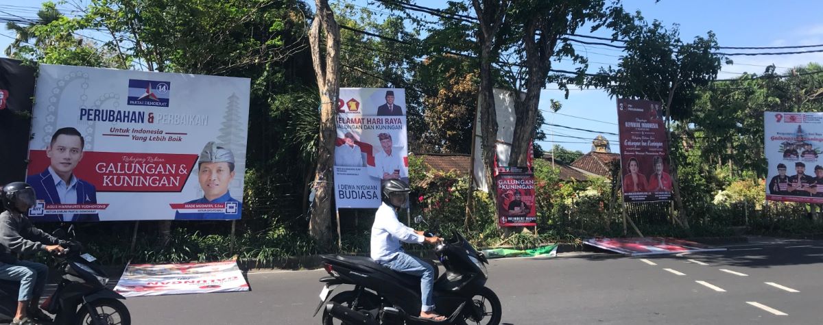 BERTEBARAN: Sejumlah baliho caleg di perempatan jalan sepanjang jalan Hayamwuruk Denpasar, saat difoto Minggu 6 Agustus 2023.
