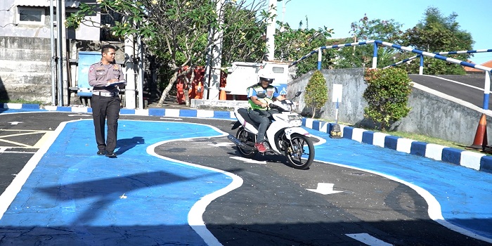 Satuan Lalu Lintas (Satlantas) Polresta Denpasar menerapkan lintasan baru ujian praktek Surat Izin Mengemudi (SIM C) bagi pengendara sepeda motor dalam bentuk sirkuit.