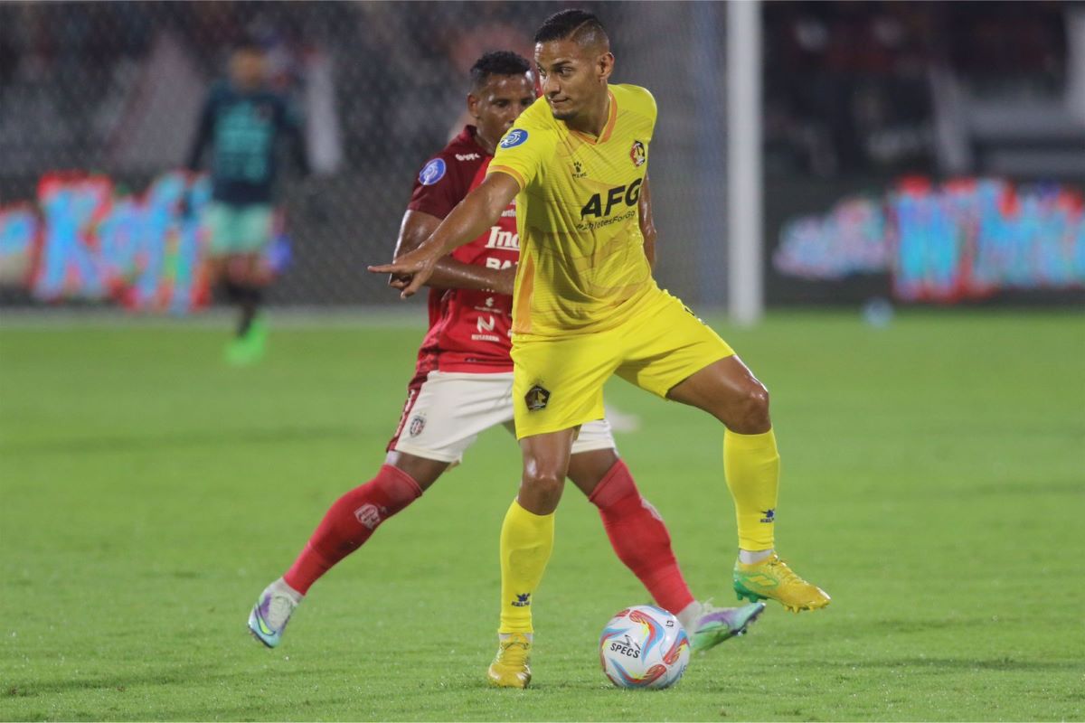 DUEL:Pemain tengah Bali United Eber bessa (belakang) mengganggu pergerakan  Renan Da Silva di Dipta semalam (7/8/2023)