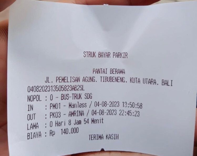 MENCEKIK: Seorang sopir mengunggah keluhan parkir wisata yang dirasa sangat mahal di tempat wisata kawasan Tibubeneng, Kuta Utara, Badung