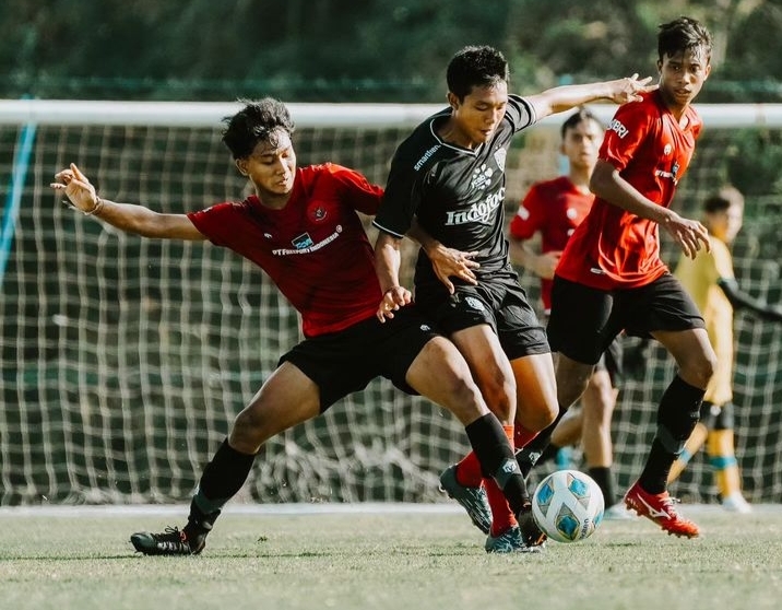 IMBANG: Garuda United U17 melawan Bali United Youth di training center Pantai Purnama Gianyar yang berakhir imbang.