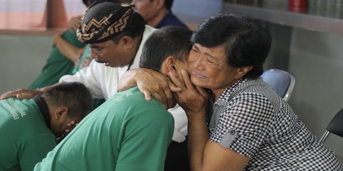 Potret warga binaan Lapas Narkotika Kelas IIA Bangli saat bertemu dengan keluarga. Para napi diminta sungkem ke keluarga.