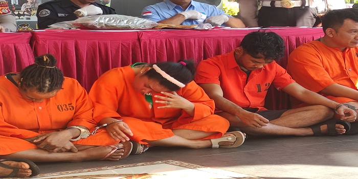 Tersangka Ayu Trisna Dewi (dua dari kiri) saat diamankan di Mapolres Gianyar. Dia sejatinya gunu PAUD, namun nyambi menjual ganja.