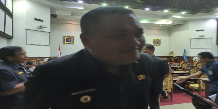 Bupati Gianyar, I Made Mahayastra usai rapat di DPRD Gianyar. Dia mengatakan bahwa selama 5 tahun menjabat dari tahun 2018 hingga 2023, pihaknya sudah bekerja cukup maksimal.