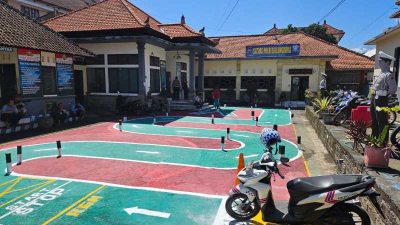 LEBIH MANUSIAWI : Sarana lintasan huruf S bagi pencari Surat Izin Mengemudi (SIM) sepeda motor atau SIM C di Klungkung yang baru.(dewa ayu pitri arisanti)
