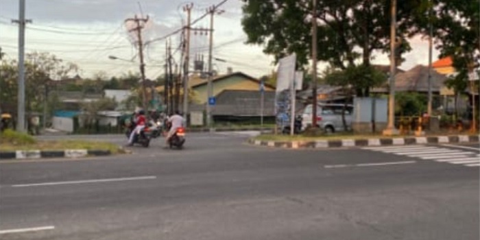 TKP Lakalantas maut di Jalan Ida Bagus Mantra-Jalan Sekar Sari Dentim, Minggu (6/8). Satu orang tewas dari peristiwa tersebut.