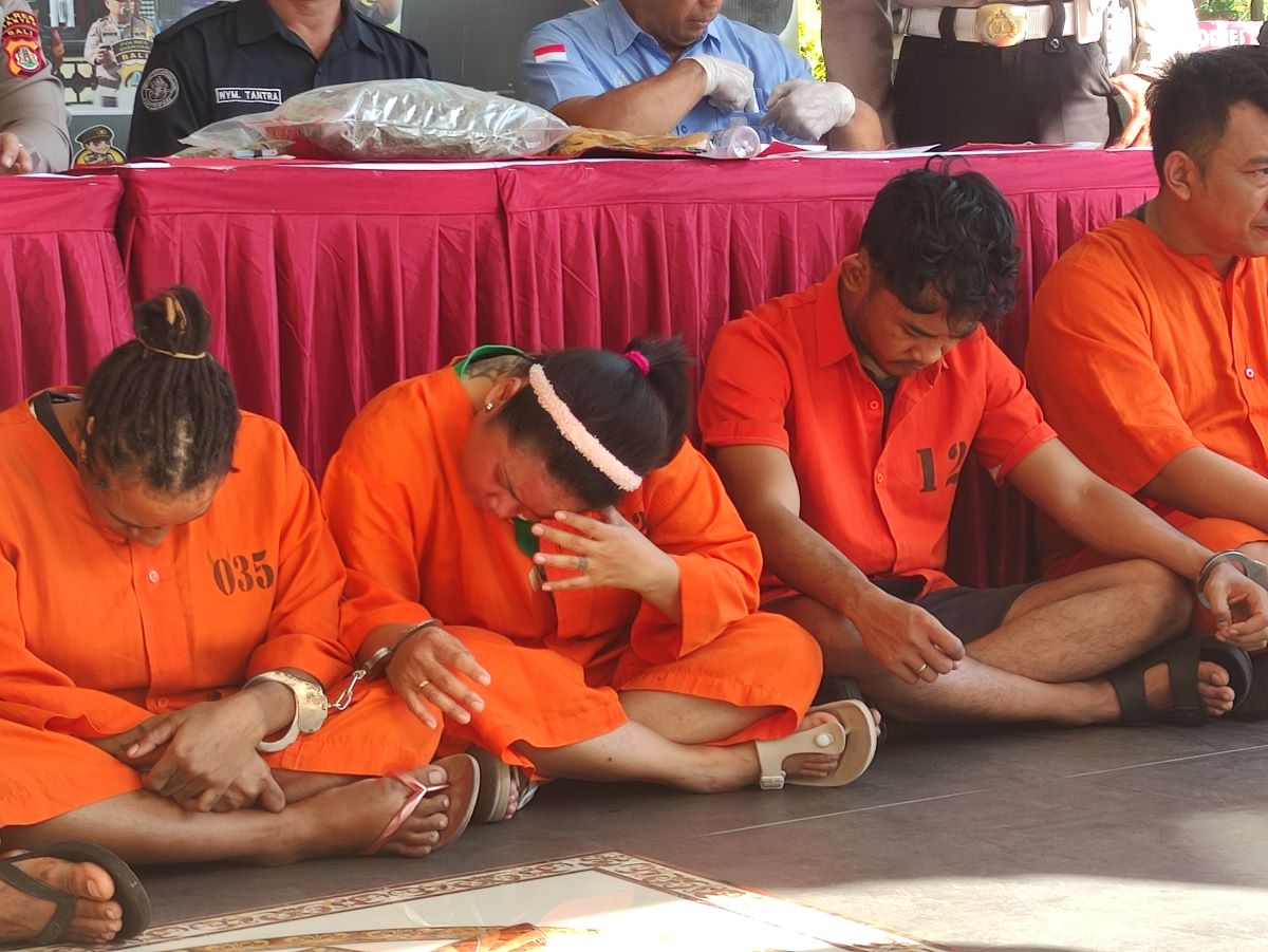 PROFESI GANDA: Seorang guru PAUD bernama Ayu Trisna Dewi Namang Boling (pakai bando) baju tahanan saat diamankan oleh Satresnarkona Polres Gianyar
