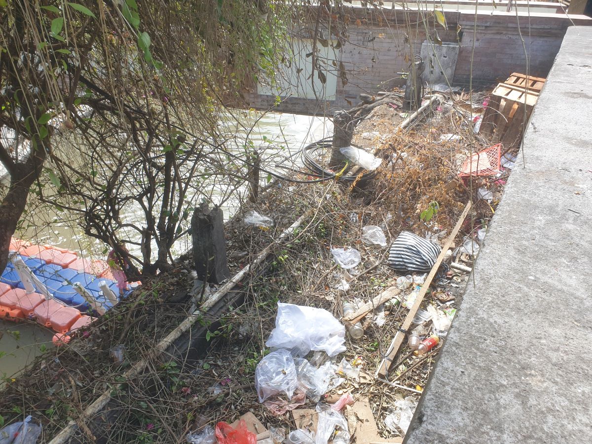 BERSERAKAN: Sampah plastik berserakan di tepi pasar Badung dekat selokan.
