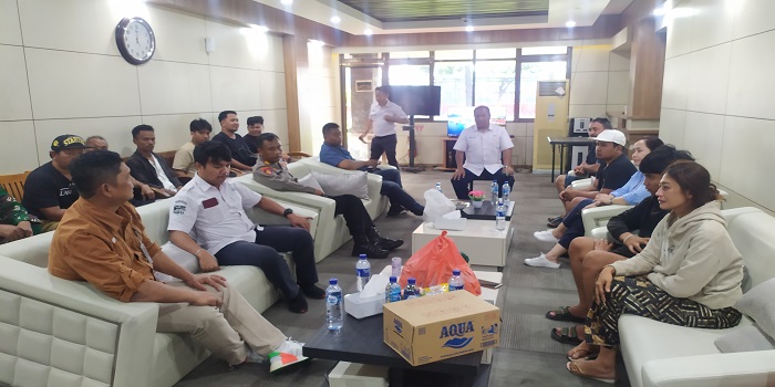 General manajer  PT. ASDP Indonesia Ferry Cabang Ketapang Syamsuddin saat bertemu dengan pihak keluarga korban yang lompat dari kapal.