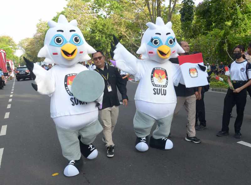 KAMPANYE UNTUK COBLOSAN : Si Sura dan Sulu,  sepasang burung jalak Bali yang jadi maskot Pemilu 2024.(adrian suwanto)