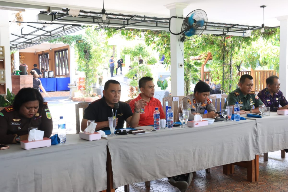 BERI KETERANGAN: Bupati Jembrana I Nengah Tamba, didampingi Wakil Bupati Jembrana I Gede Ngurah Patriana Krisna, serta Forkopimda Jembrana, Selasa (8/8/2023). (HUMAS PEMKAB JEMBRANA)