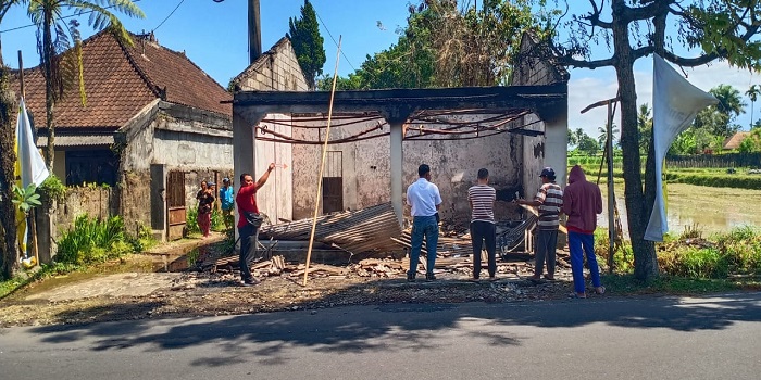 Warung bakso milik Zailani yang ludes terbakar di di Banjar Dinas Peneng, Desa Mekarsari, Baturiti, Tabanan.