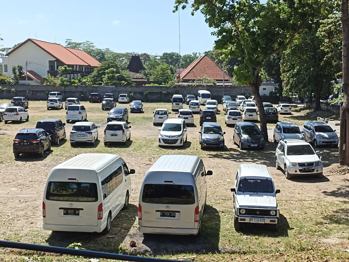 SOLUSI SEMENTARA: Kantong parkir di arean pantai matahari terbit Sanur untuk mengurai kemacetan arus wisatawan yang mau ke Nusa Penida.