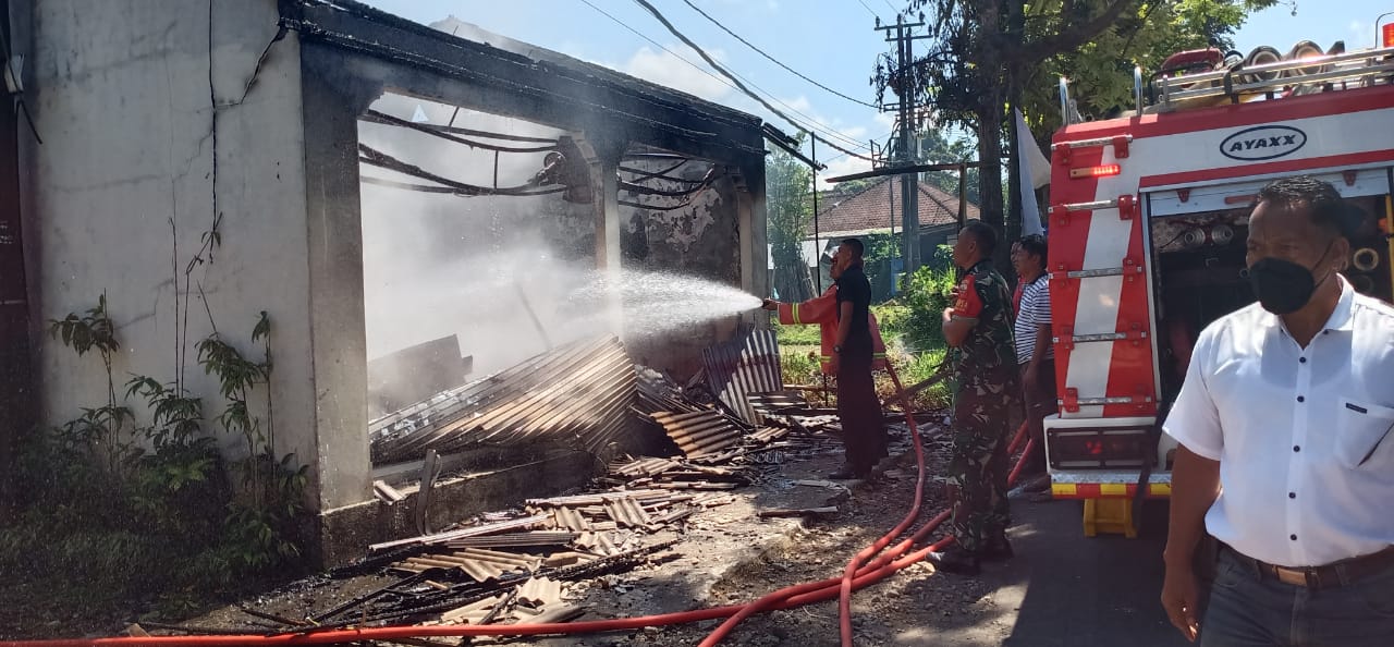 GEGARA GAS BOCOR: Warung bakso milik Zailani yang ludes terbakar di di Banjar Dinas Peneng, Desa Mekarsari, Baturiti, Tabanan.