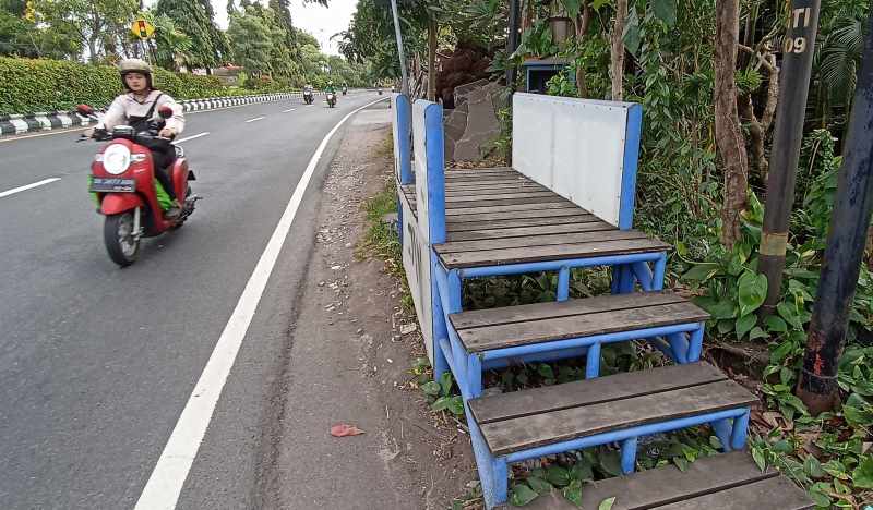 SEPI DAN TAK TERAWAT : Halte di Jalan Bypass Sanur, Denpasar. (adrian suwanto)