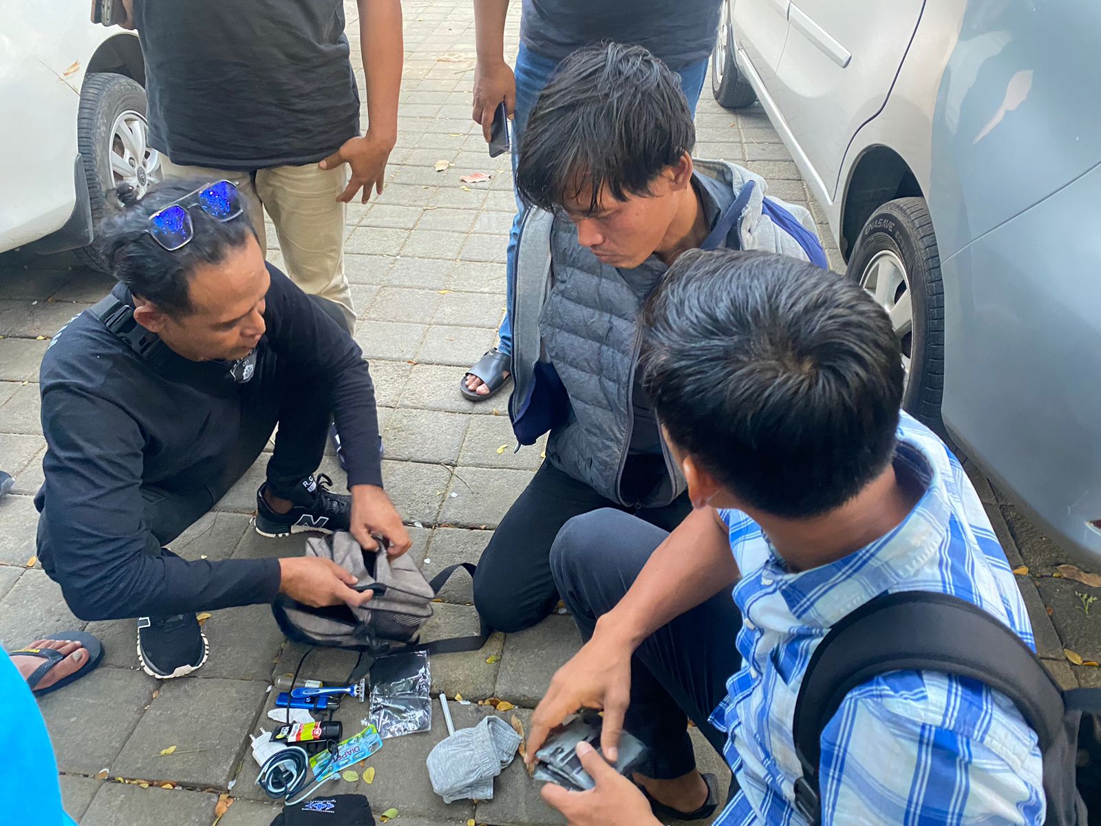 Pelaku penggelapan uang hasil penjualan mobil milik bule, Toni Setiawan saat ditangkap pihak kepolisian di Jalan Ahmad Yani, Denpasar Rabu (9/8) kemarin.