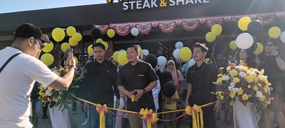 HARGA BERSAHABAT: Seremonial pembukaan Waroeng Steak & Shake Jalan Pemuda, Renon, Denpasar, Rabu, 10 Agustus 2023. (I KADEK SURYA KENCANA/RADAR BALI)