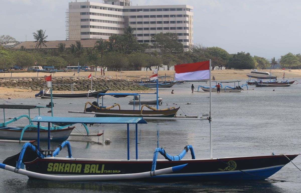 AGUSTUSAN: Sejumlah perahu yang bersandar di tepi pantai Sindu, Sanur, Denpasar terlihat dipasang bendera merah putih, saat difoto Rabu (9/8)