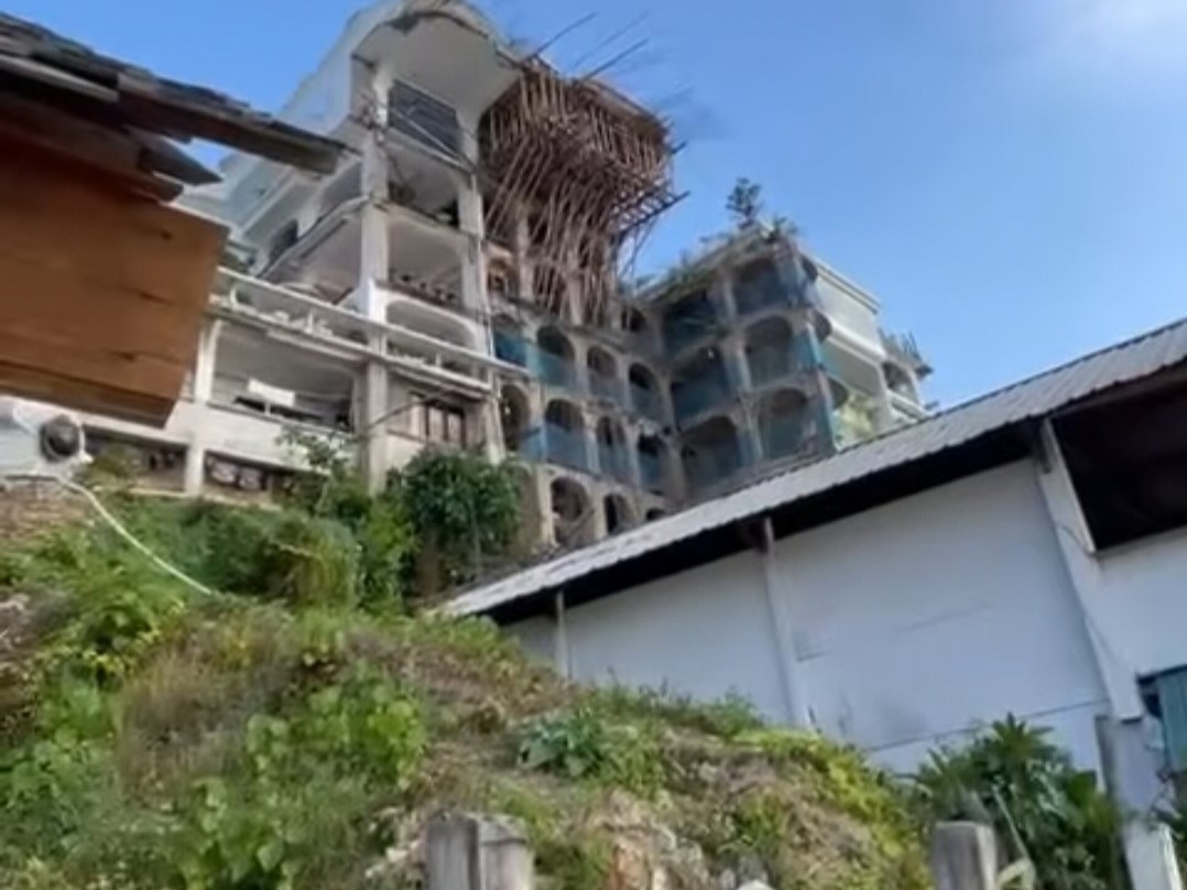 BERMASALAH: Proyek bangunan vila dan restoran yang viral di sosial media sepakat untuk dibongkar.