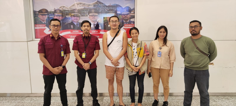 DIPULANGKAN: Dua WNA Tiongkok dideportasi dan telah diberangkatkan pada Jumat (11/8/2023). (Imigrasi Denpasar)
