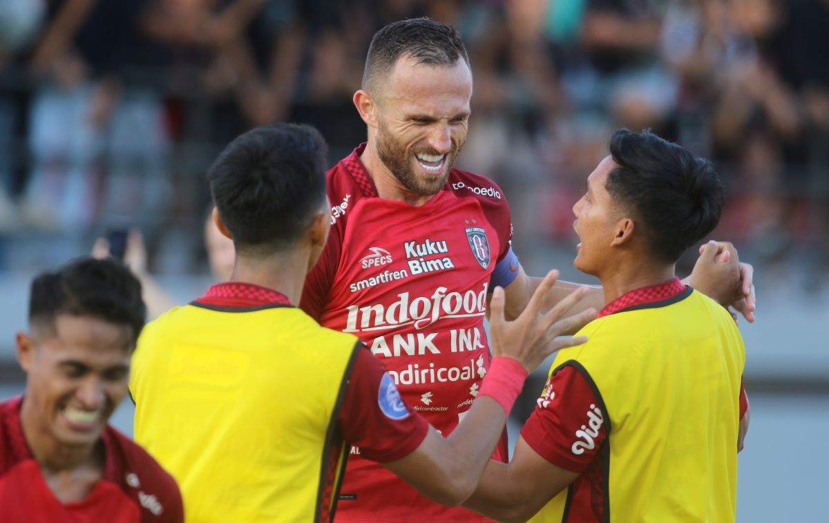 BERBUAH MANIS: Striker Bali United Ilija Spasojevic berselebrasi setelah mencetak gol yang kedua sebagai penentui kemenangan atas PSM Makassar di Stadion Dipta, Jumat malam (11/8/2023).