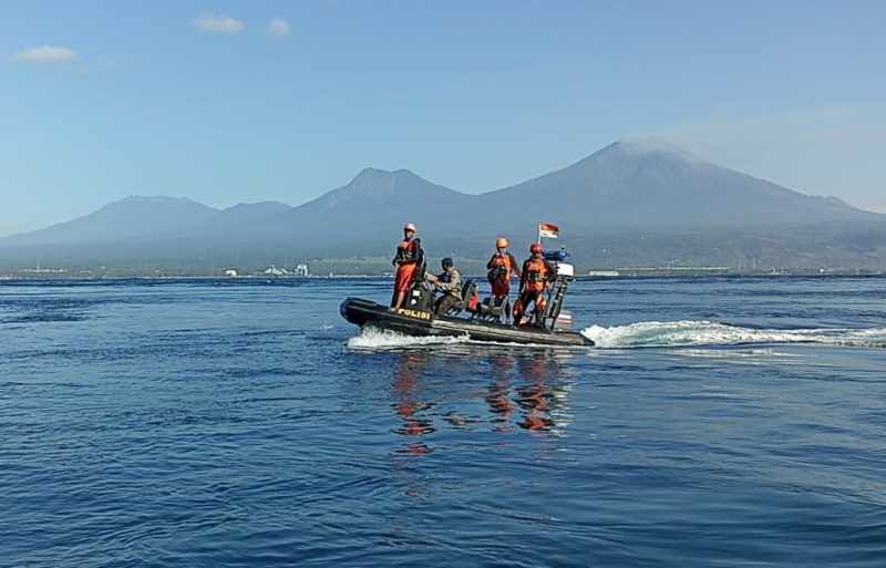 MASIH TERUS DICARI : Proses pencarian korban yang hilang di Selat Bali saat pelayaran dari Pelabuhan Gilimanuk menuju Pelabuhan Ketapang, Jumat (11/8/2023) (istimewa).