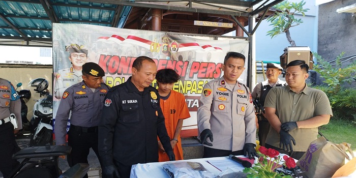 Tersangka saat diamankan di Polsek Kuta.
