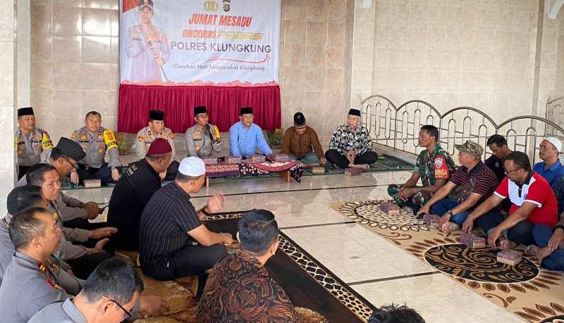 TAMPUNG ASPIRASI : Polres Klungkung saat menggelar Jumat Mesadu Quickwins Presisi Polres Klungkung di Aula Masjid Alhikmah, Kampung (foto:humas polres klungkung).