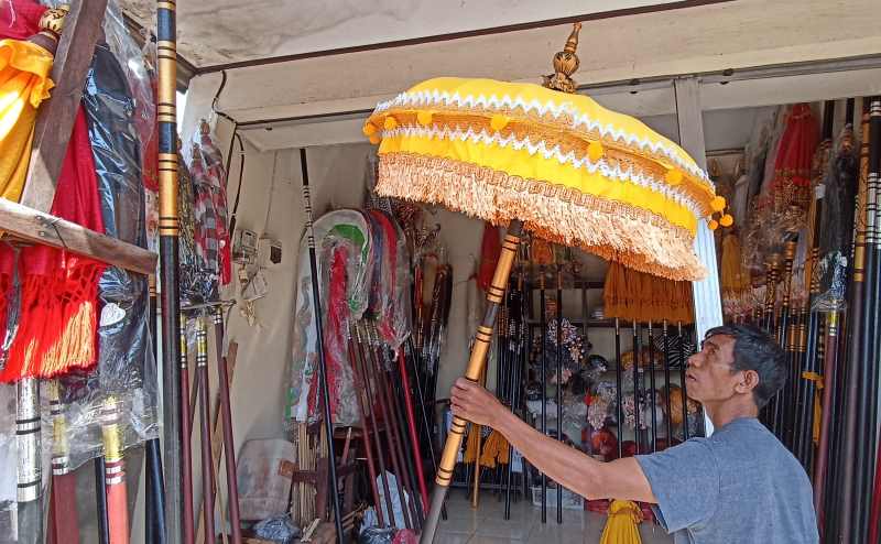 TEMBUS EKSPOR : Payung tradisional Bali ini tak hanya populer di kampung sendiri tetapi juga sampai ke luar negeri. (foto: adrian suwanto)