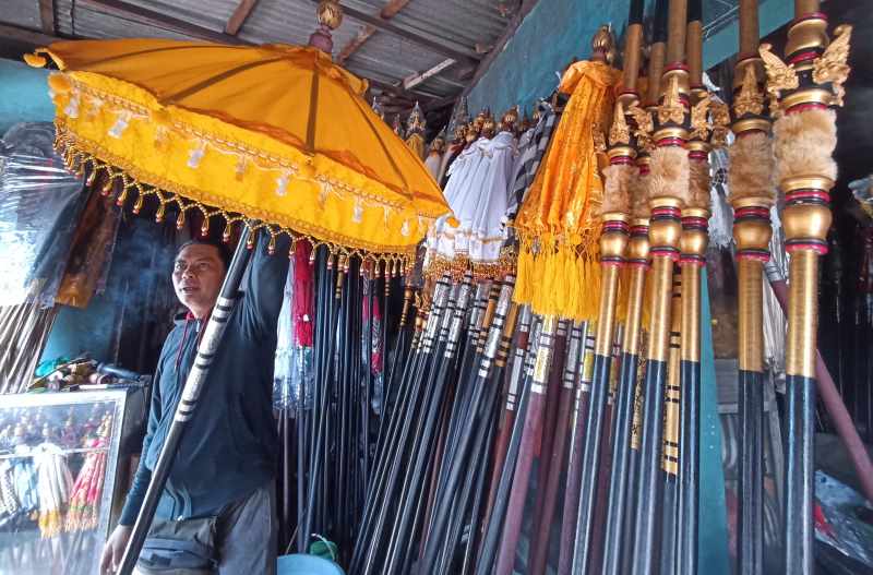 BERLANJUT KE ANAK : Usaha payung tradisional ini dilanjutkan dari orang tua kepada anaknya (adrian suwanto).