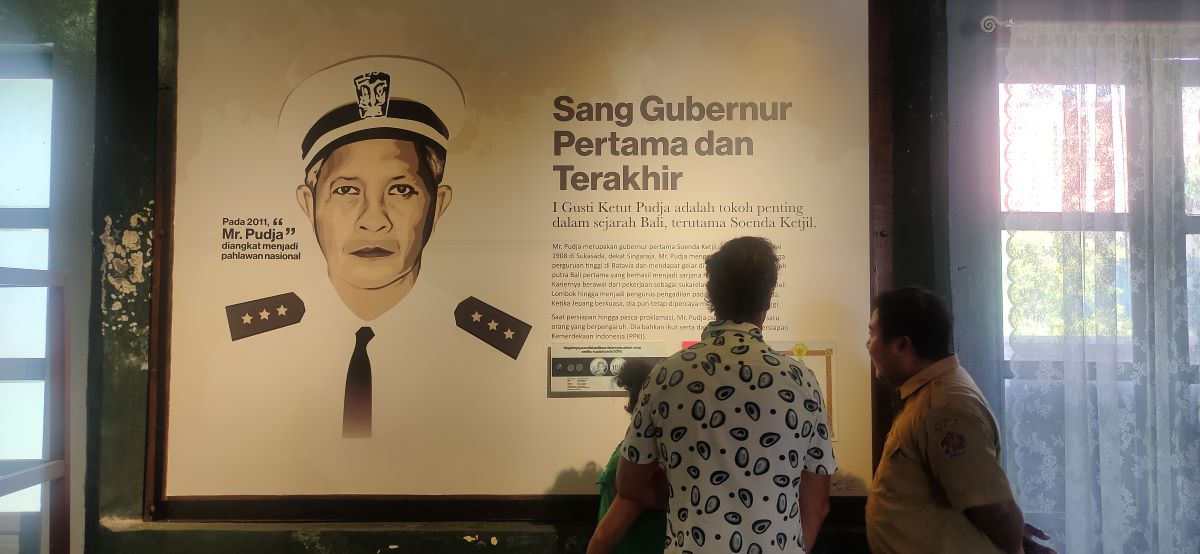 GUBERNUR PERTAMA: Papan informasi mengenai sosok MR. I Gusti Ketut Pudja, mantan Gubernur Sunda Kecil. Papan informasi itu terpasang di Museum Sunda Kecil