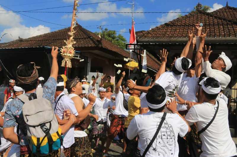 SERU DAN LEBIH MERIAH LAGI : Suka cita warga menyambut acara mesuryak di  Banjar Adat Bongan, Desa Bongan, Tabanan,  saat momen Hari Raya Kuningan.(juliadi/radar bali)