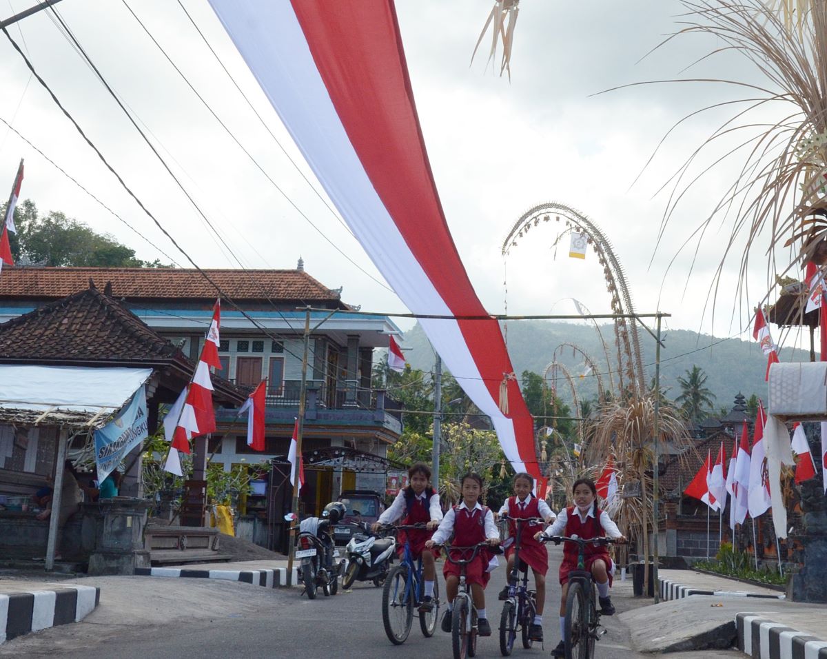 LANGKA: Bentangkan bendera merah putih sepanjang 400 meter di Desa Pangi, Dawan Klungkung (14/8)