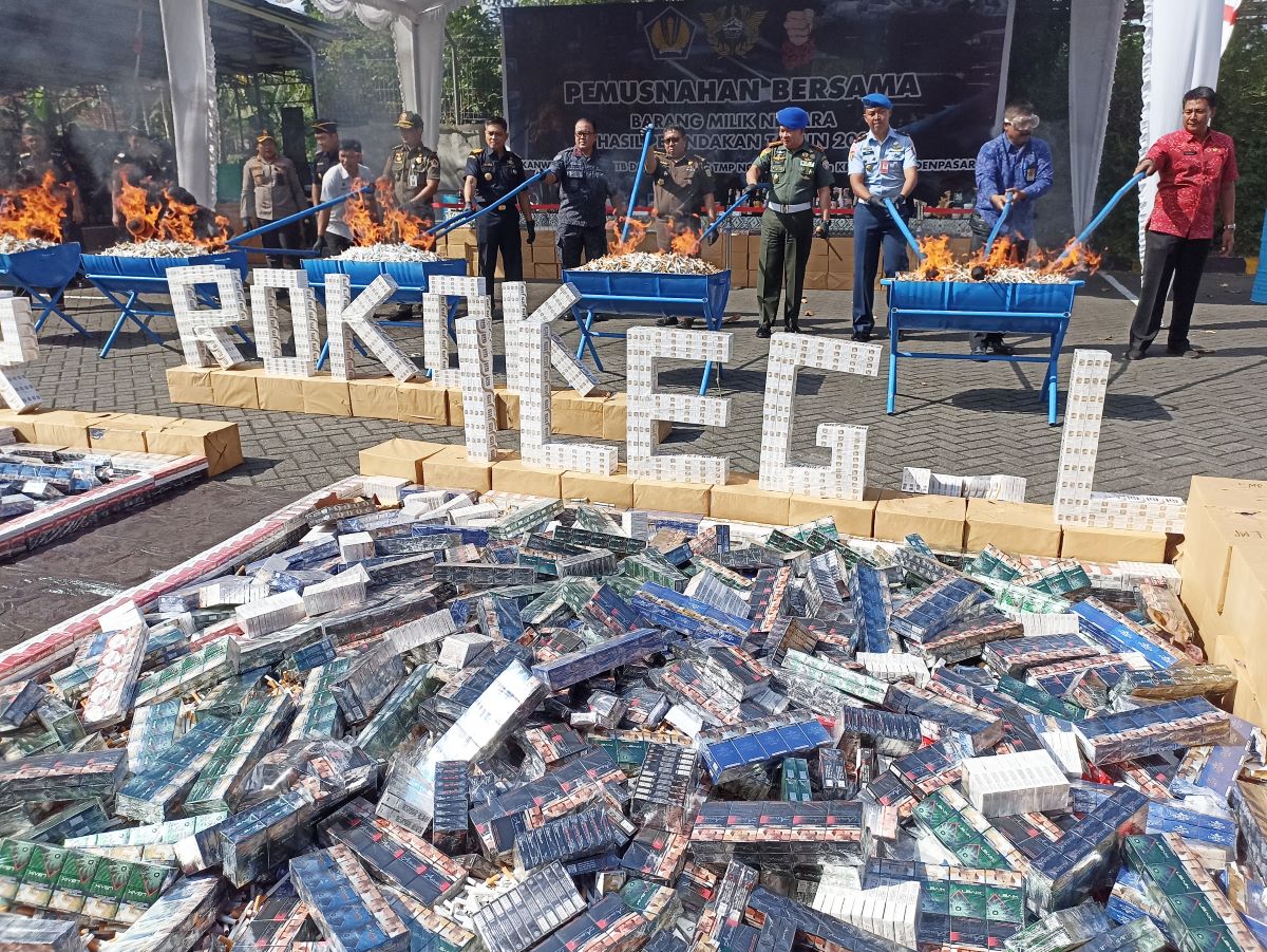 ILEGAL: Bea Cukai Denpasar memusnahkan barang bukti senilai Rp 3,4 miliar, diantaranya rokok tanpa cukai.
