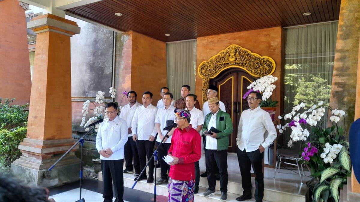 KOLABORASI PERMANEN: Ketua DPD PDI Perjuangan Bali Wayan Koster bersma Plt Ketua Umum PPP Muhamad Mardiono (depan) di Rumjab Gubernur di Jayasabha (14/8/2023)