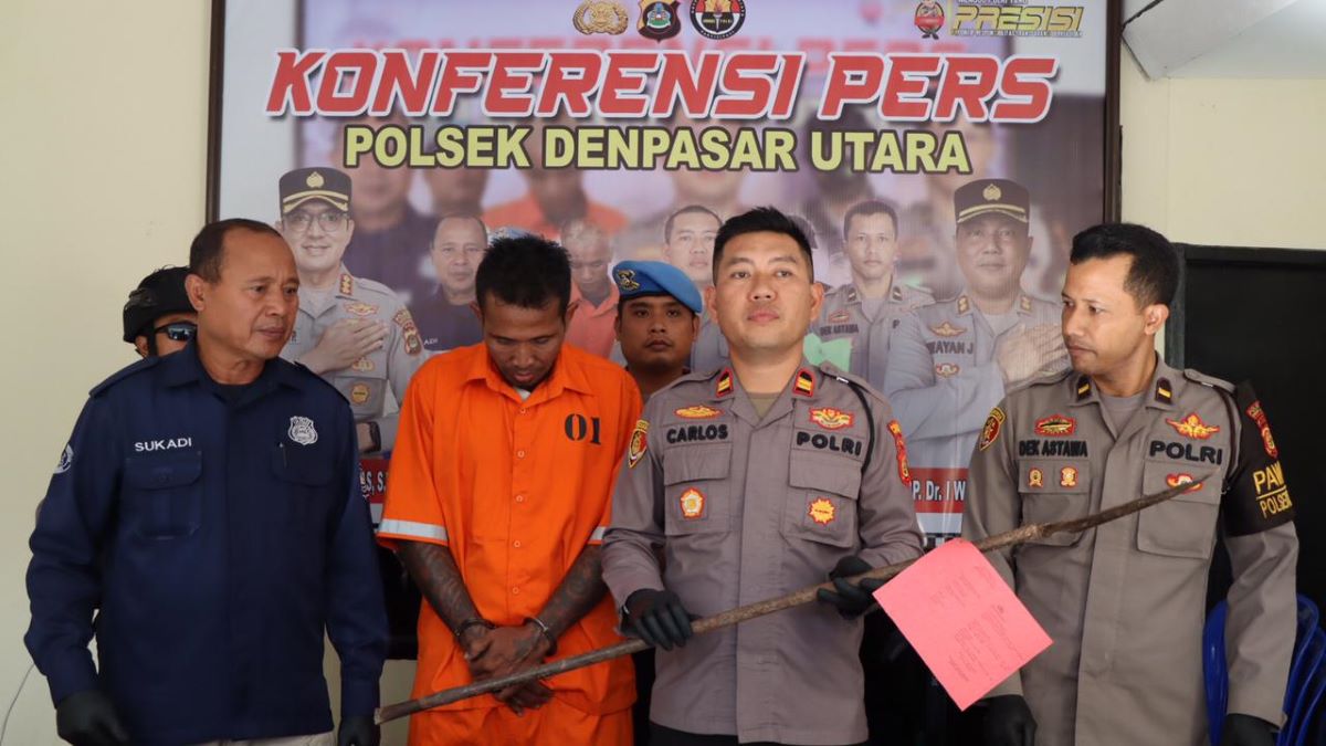 MAIN TOMBAK: Tersangka Robot dan barang bukti tombak saat diamankan di Mapolsek Denpasar Utara (15/8/2023)