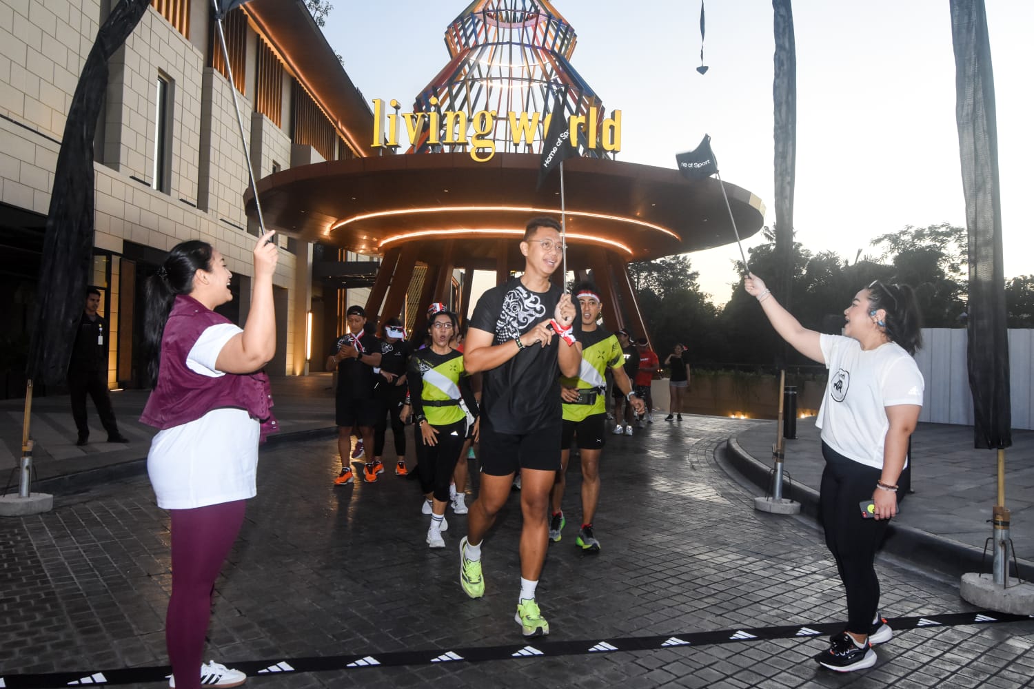 KAMPANYE HIDUP SEHAT: 5k Fun Run jadi rangkaian acara pembukaan, diramaikan oleh Komunitas adidas Runners Jakarta dan Komunitas Lari Lokal Bali. (Kanmo Group for Radar Bali)