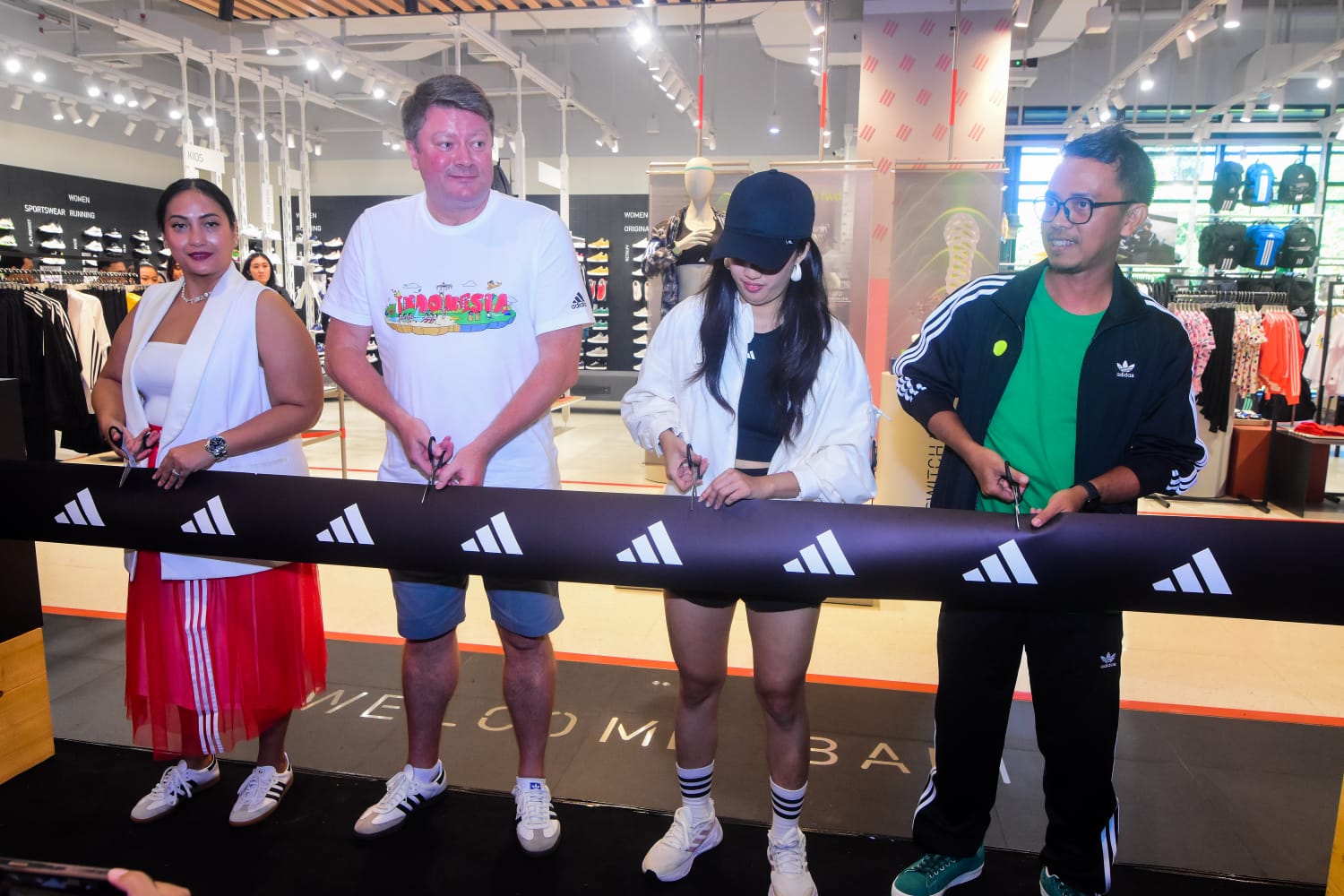 HOME OF SPORT: Gunting Pita oleh Cinita Dewi Mayakatri - Senior Activation Manager dari adidas Indonesia,  Lee Walker - Vice President dari Footwear & Active Division di Kanmo Group dan Monez