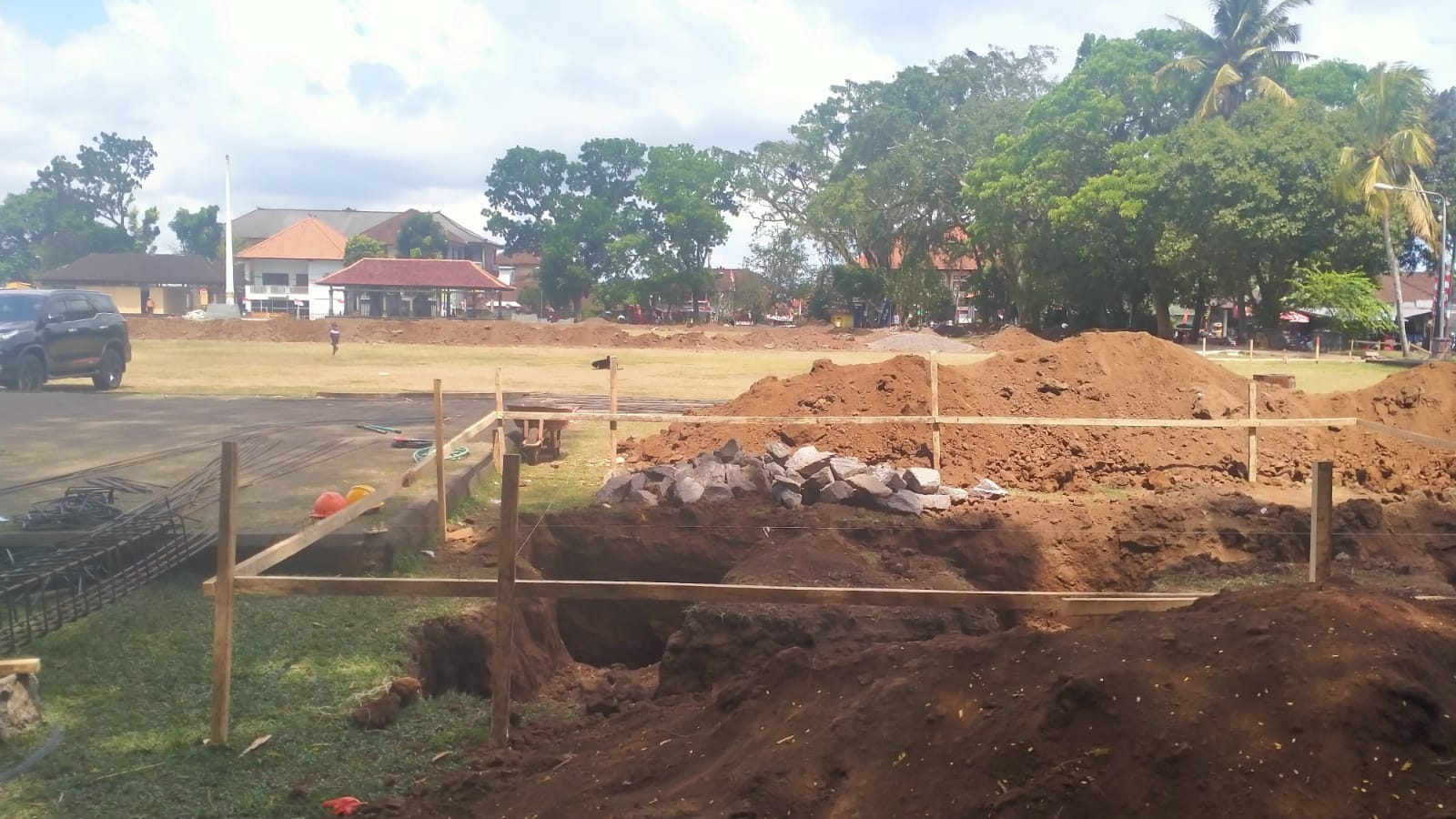DIBONGKAR: Lapangan Alit Saputra, Dangin Carik yang sedang dilakukan penataan.