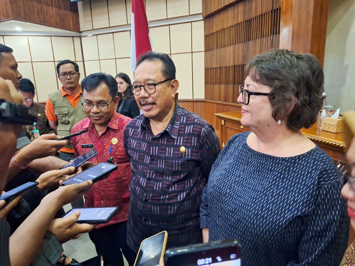 BERANTAS RABIES: Pemprov Bali terima 400 ribu vaksin rabies dari Pemerintah Australia di Gedung Wiswa Sabha Utama, Kantor Gubernur Bali, kemarin (15/8).