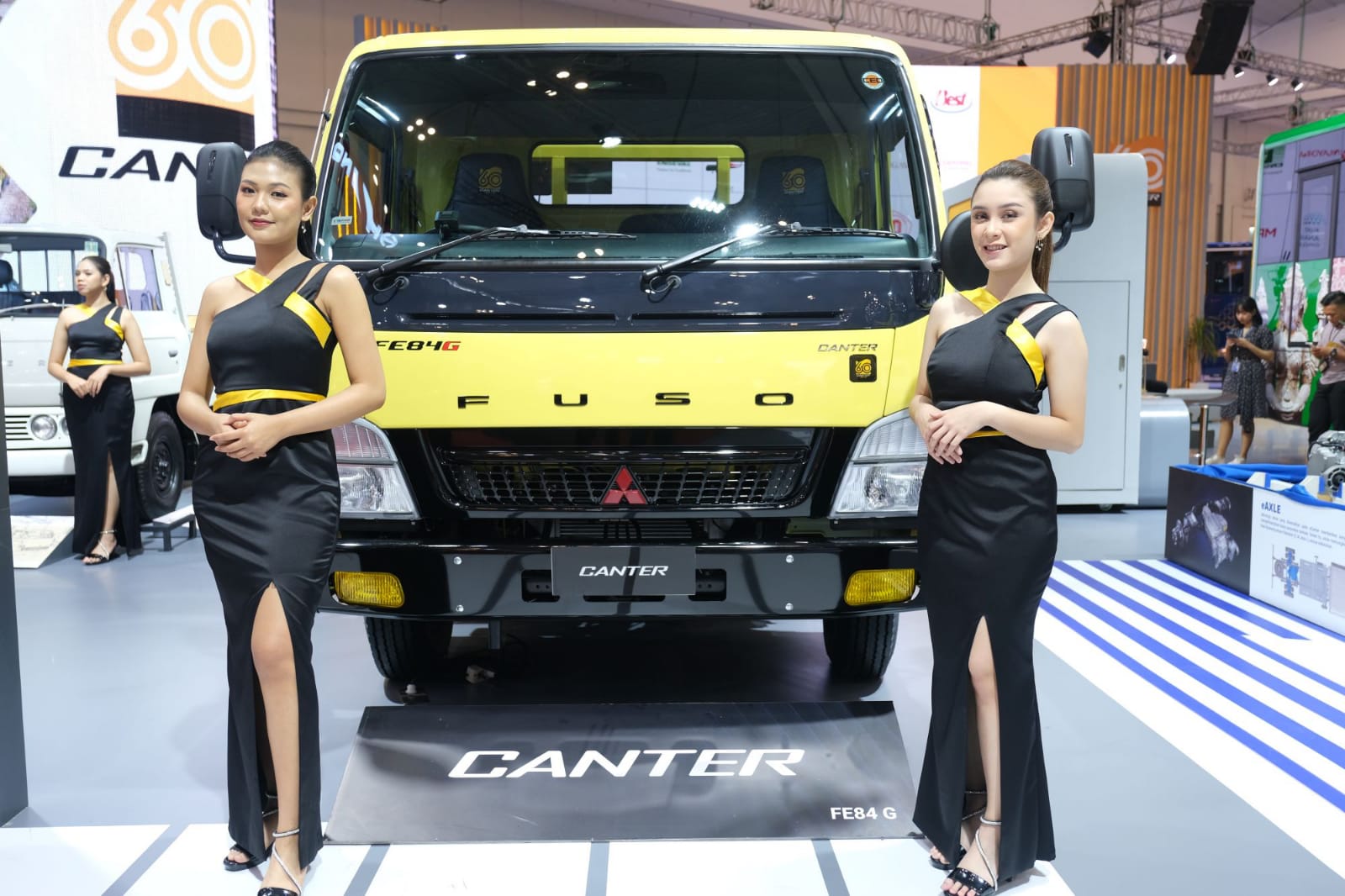 EDISI SPESIAL: Fuso Canter 60th Special Edition yang dilengkapi 14 fitur tambahan dan 1 perubahan warna pada bagian depan truk. (RADAR BALI PHOTO)