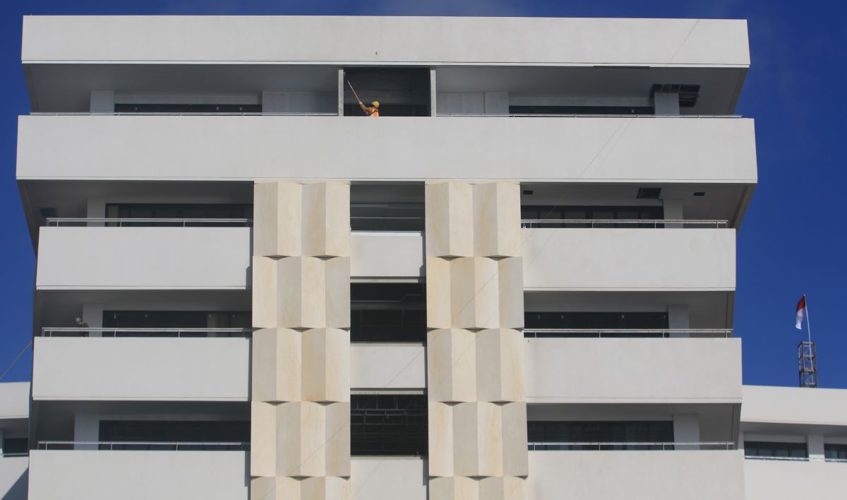 PENGECATAN: Renovasi Hotel Grand Inna Bali Beach sanur hampir rampung.